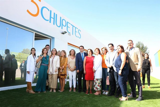 Autoridades en la inauguración de la escuela infantil del Hospital Reina Sofía.