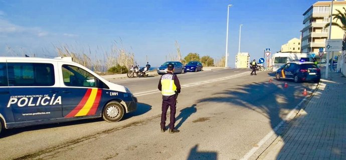Una agente durante un control en Elche.