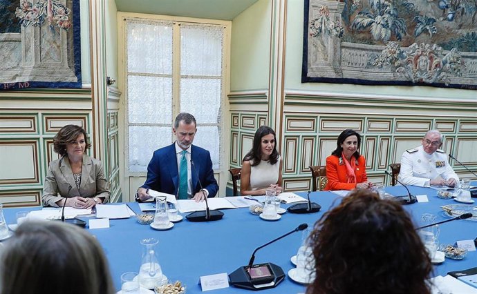 Los reyes de España junto a la vicepresidenta del Gobierno en funciones, Carmen Calvo (i), y la ministra de Defensa en funciones, Margarita Robles (2d), presiden en el Real Alcázar de Sevilla la reunión de la Comisión Nacional del V Centenario de la pri
