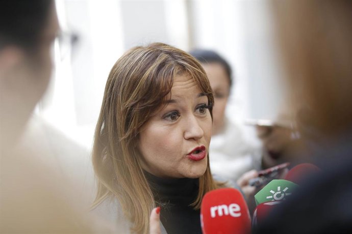 La diputada del PSOE, Verónica Pérez, atiende a los medios, en una imagen de archivo.  