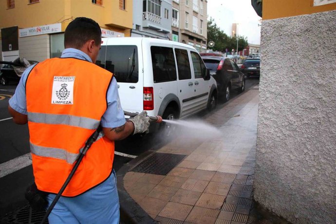 Un operario limpia las calles de Santa Cruz de Tenerife
