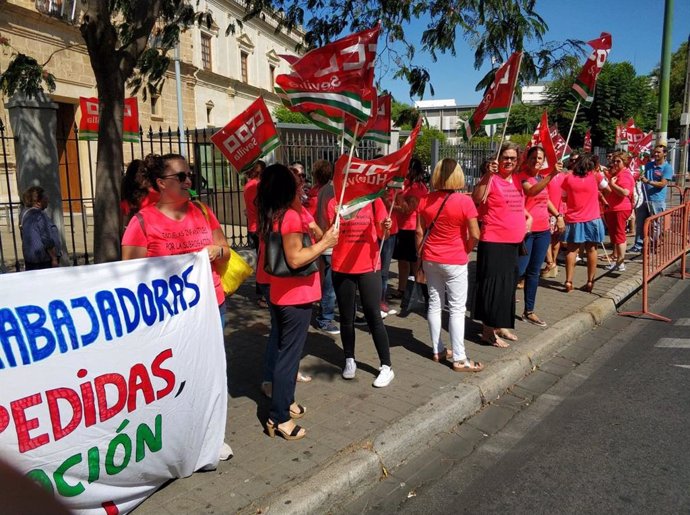 Imagen de la concentración este jueves de las 73 monitoras de escuelas infantiles despedidas ante el Parlamento de Andalucía .