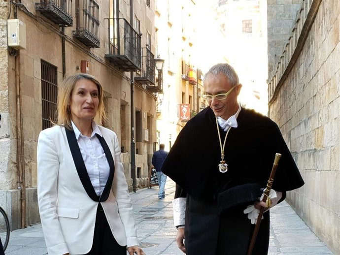 Rocío Lucas junto al rector de la USAL a las puertas del Edificio Histórico de la Universidad.