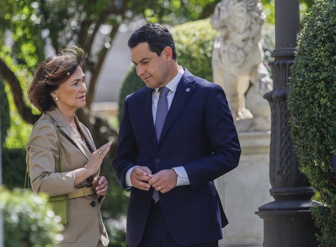 La vicepresidenta de govern en funcions, Carmen Calvo (i) conversa amb el president de la Junta d'Andalusia, Juanma Moreno (d), durant l'espera a l'arribada dels Reis.