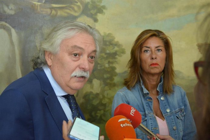 El subdelegado del Gobierno en Ourense, Emilio González, y la delegada territorial de la Xunta de Galicia en la provincia, Marisol Díaz, durante la reunión de coordinación entre ambas administraciones para controlar la entrada de uva ajena