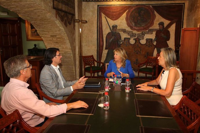 La alcaldesa de Marbella traslada al Colegio Oficial de Arquitectos de Málaga la creación de la nueva Oficina Municipal del PGOU