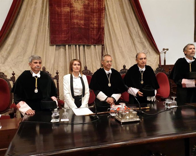 Autoridades presentes en la mesa presidencial del acto académico para inaugurar el nuevo curso de la USAL