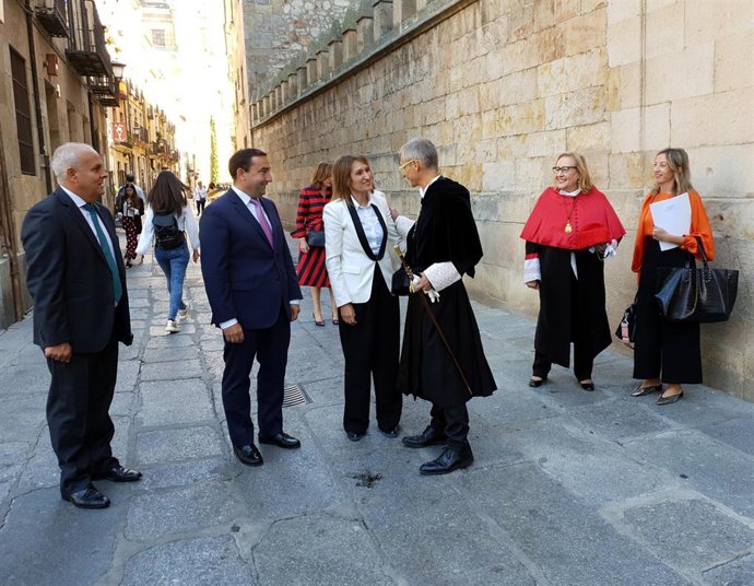 La consejera de Educación a su llegada a la USAL