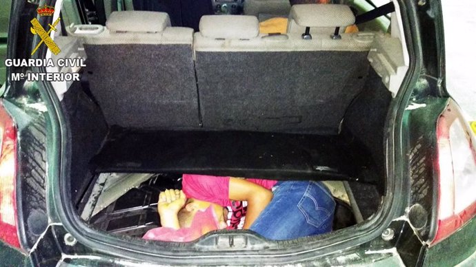 Joven oculto dentro del hueco de la rueda de repuesto de un vehículo en Melilla