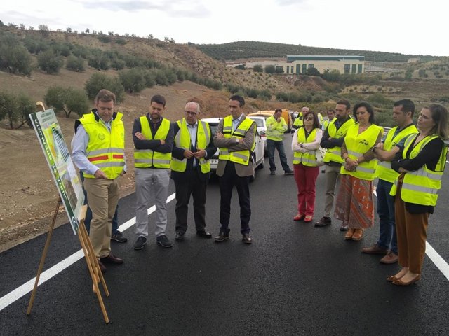 Visita a las obras en la A-315 a su paso por Torreperogil.