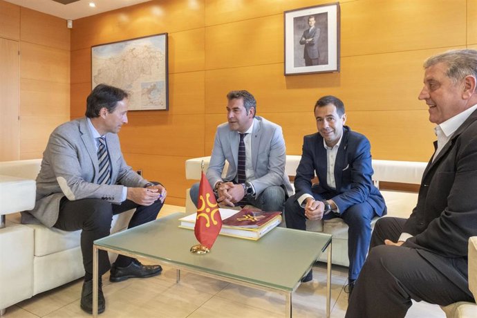 El consejero de Obras Públicas, Ordenación del Territorio y Urbanismo, José Luis Gochicoa, recibe al alcalde y miembros de la Corporación Municipal de Santoña.