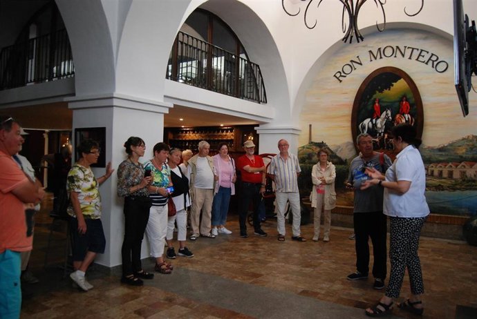 Cruceristas en la bodega de Ron Montero