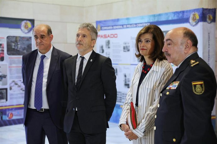 (I-D) El director general de la Policía, Francisco Pardo, el ministro del Interior en funciones, Fernando Grande-Marlaska, la secretaria de Estado de Seguridad, Ana Botella, y el comisario general de la Policía Científica, Pedro Mélida, durante el acto 