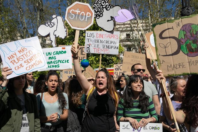 Marcha de jóvenes contra el cambio climático bajo el lema 'Juventud por el clima' en Sevilla