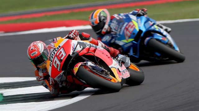 Marc Márquez, perseguido por Alex Rins en el GP Gran Bretaña de 2019 disputado en Silverstone
