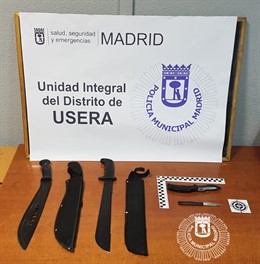 Imagen de los machetes y navajas incautadas