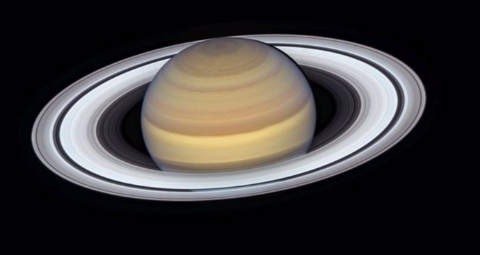 Los anillos de Saturno brillan en el último retrato del Hubble