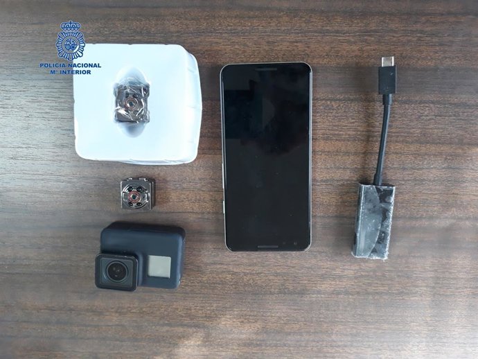 Objectes confiscats per la Policia Nacional a un home que va gravar sota la falda d'una menor a Palma