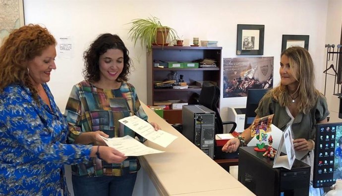 Araceli Maese y Noelia Ruiz registrando una pregunta parlamentaria