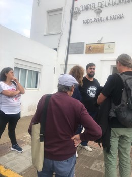 El secretario general del SAT, Óscar Reina, frente al cuartel de la Guardia Civil de Níjar (Almería)