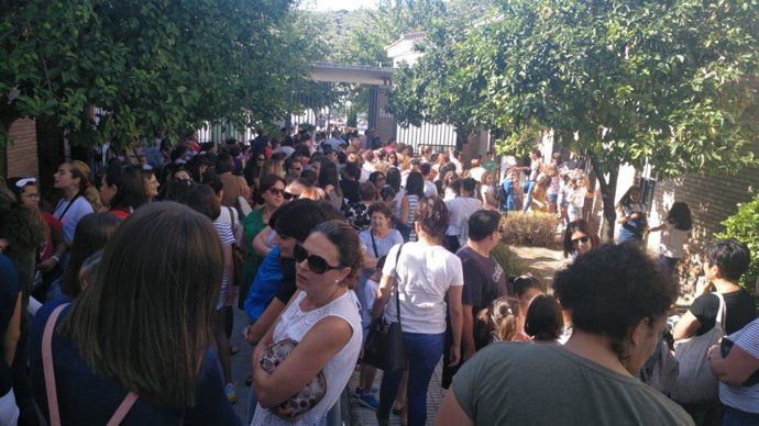 Concentración de padres y alumnos ante el colegio de Nueva Carteya.