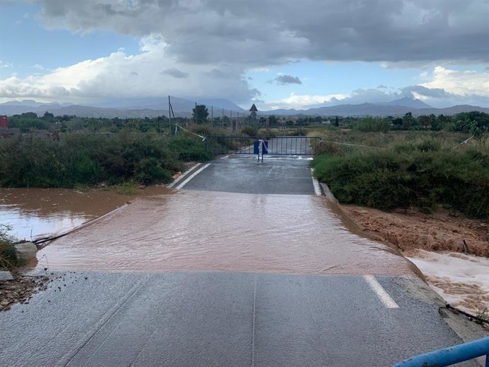 Camino de la Molineta, cortado al tráfico por inundaciones.