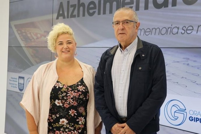 La diputada de Políticas Sociales, Maite Peña, y el presidente de Afagi, Koldo Aulestia