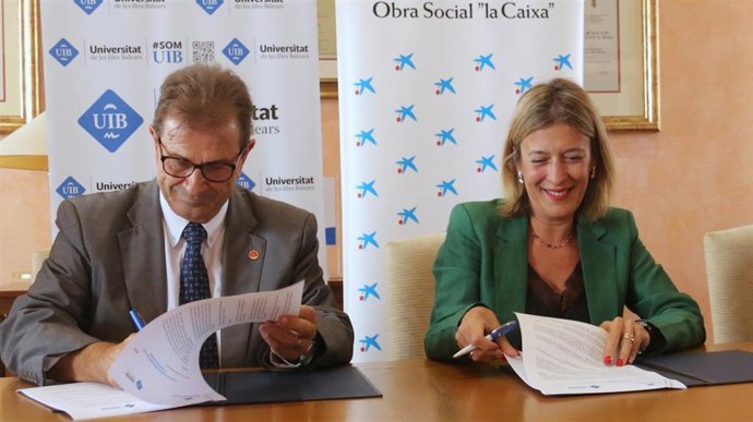 El rector de la UIB, Lloren Huguet, y la directora de Caixabank en Baleares, María Cruz Rivera, firman el convenio para crear la Cátedra de Innovación Social.