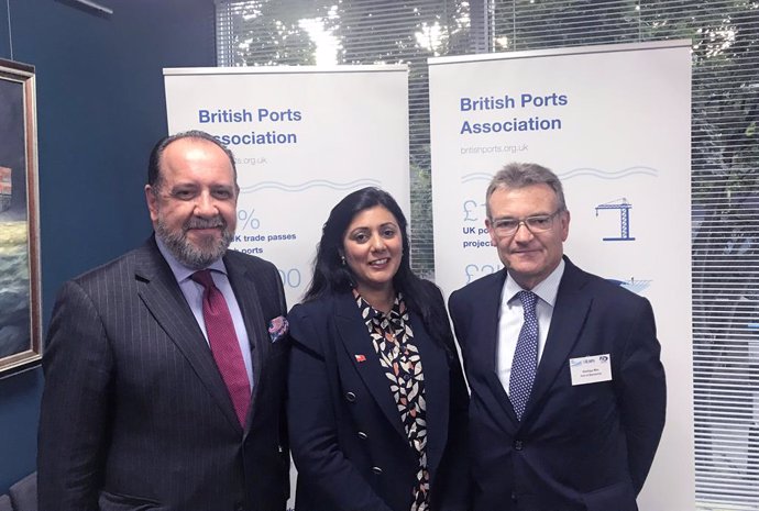 Patrick Verhoeven, director general de la IAPH; Nusrat Ghani, secretria d'Estat de Ports i Transport Marítim del Regne Unit; i Santiago Garcia-Mil, subdirector general d'Estratgia i Comercial del Port de Barcelona i president de la IAPH.