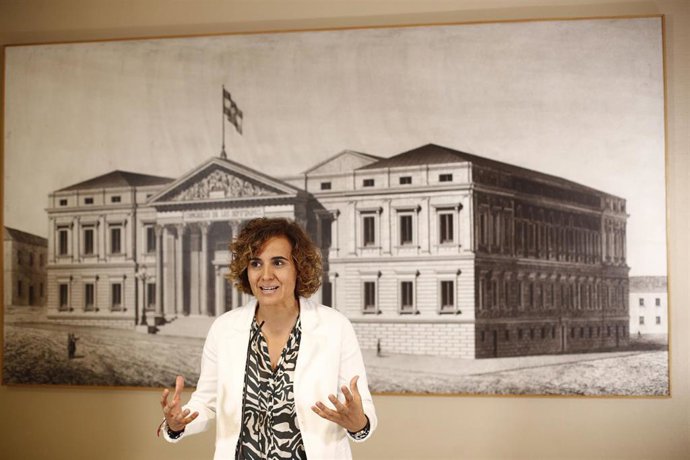 La eurodiputada del PP y exministra de Sanidad, Dolors Montserrat, ofrece una rueda de prensa en el Congreso de los Diputados tras acatar la Constitución.