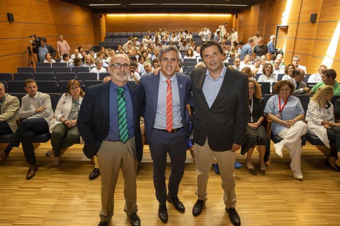 El vicepresidente y consejero de Universidades, Igualdad, Cultura y Deporte, Pablo Zuloaga, y el consejero de Sanidad, Miguel Rodríguez, presentan al nuevo gerente del hospital Valdecilla, Rafael Tejido.