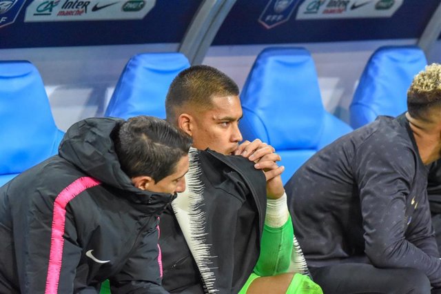 Alphonse Areola, como suplente en un partido del Paris Saint-Germain.