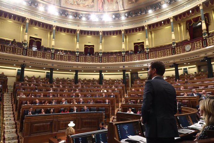 El president del PP, Pablo Casado, planteja les seves preguntes al president del Govern en funcions, Pedro Sánchez, durant la sessió de control al Govern en funcions, a Madrid (Espanya) l'11 de setembre de 2019.