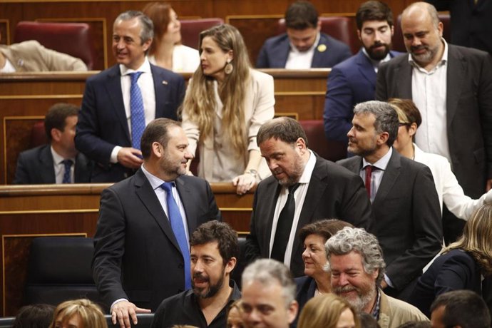 El ministro de Fomento en funciones, José Luis Ábalos (i), habla con el líder de ERC y exvicepresidente de la Generalitat de Cataluña, Oriol Junqueras, en el hemiciclo del Congreso.