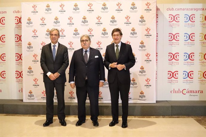 El presidente de AEFA, Alfonso Sesé; el presidente de la Cámara de Zaragoza, Manuel Teruel, y el presidnete de Bankia, José Ignacio Goirigolzarri.