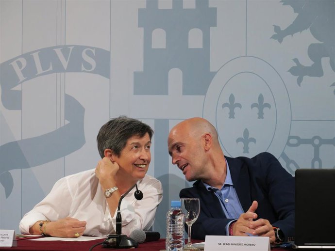 La delegada del Gobierno en Catalunya, Teresa Cunillera, junto al alpinista Sergi Mingote