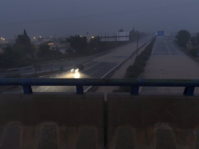 Imagen de la autovía A-7 en San Javier anegada de agua, temporal, lluvias, DANA