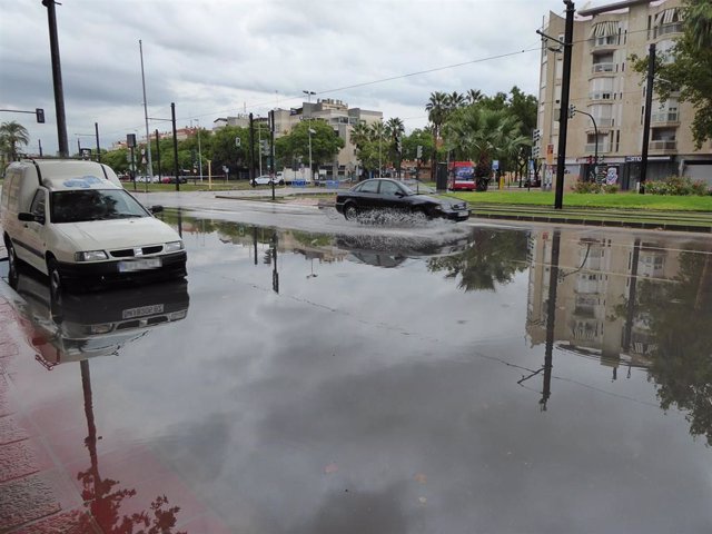 Coche parado en Avenida Juan de Borbón, agua, temporal, DANA, lluvias