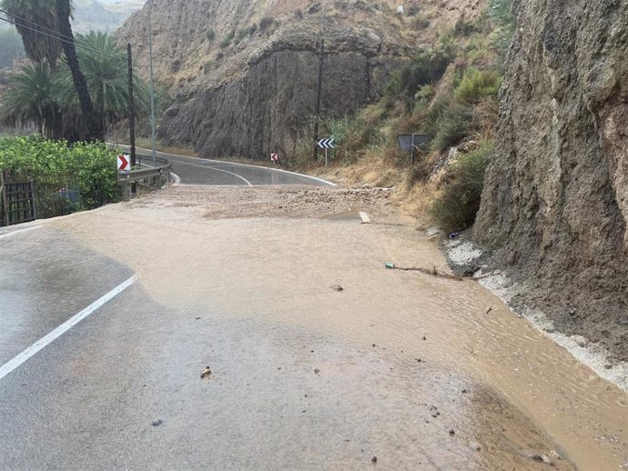 Carretera anegada de agua a causa de las lluvias
