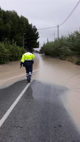 Temporal.- Se desborda el río Segura en la carretera de Beniel, Alquerías y haci