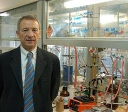 El profesor de la UZ Luis Oro Giral, investigador del Instituto de Síntesis Química y Catálisis Homogénea, ISQCH,