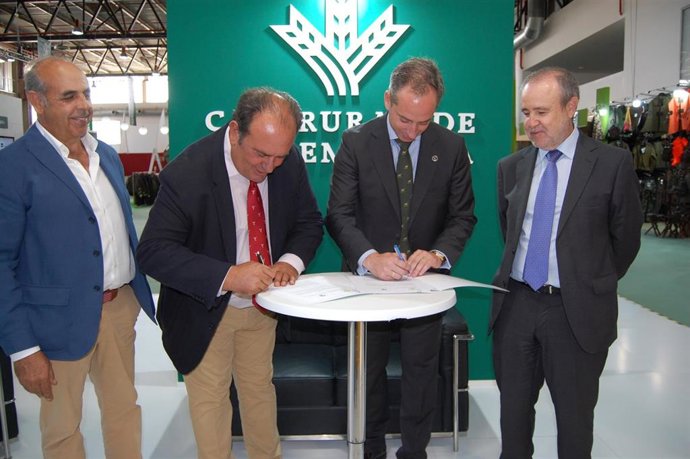 Renovación del acuerdo entre Caja Rural de Extremadura y la Federación Extremeña de Caza