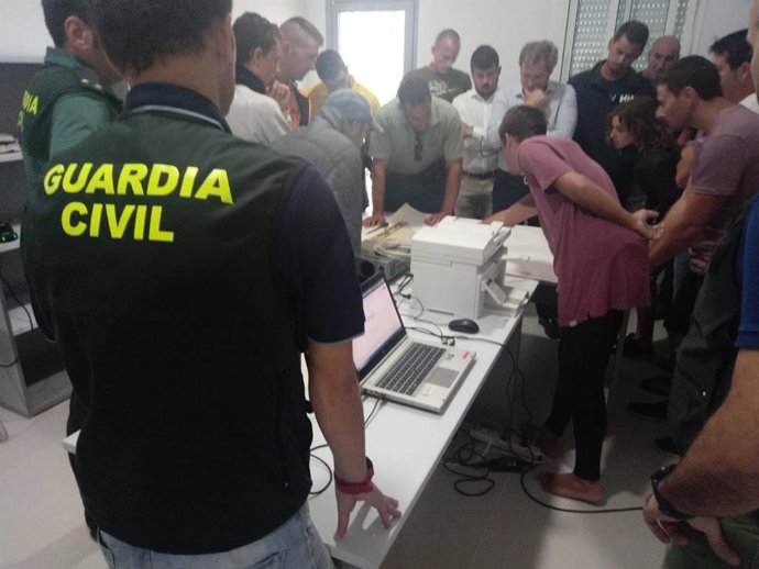 Operativo del dispositivo de búsqueda con voluntarios para buscar a submarinista en Los Caños