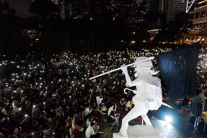 06 September 2019, China, Hong kong: Protesters light up their phones in support of the anti-extradition movement during a demonstration. Photo: Aidan Marzo/SOPA Images via ZUMA Wire/dpa
