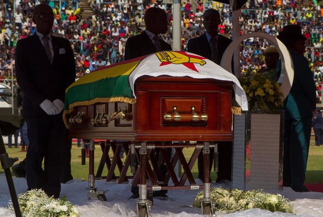 El féretro con los restos mortales de Mugabe en la capilla ardiente en un estadio de Harare