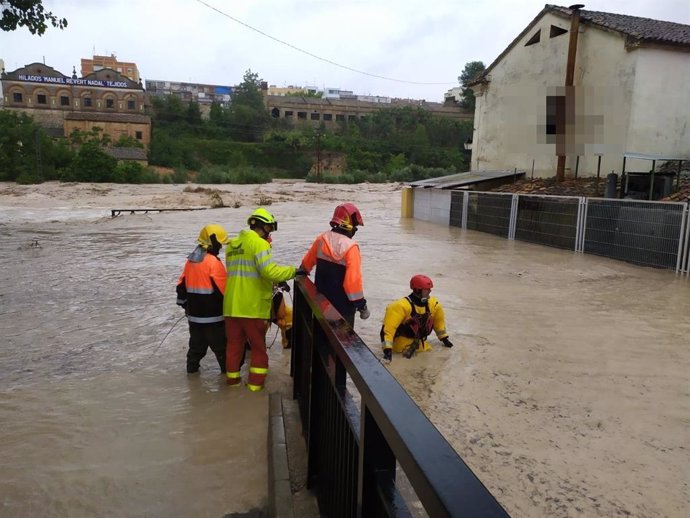 Los bomberos realizan rescates y desalojos en la zona Cantereria de Ontinyent (Valencia), "la más afectada" por el desborde del río Clariano (DANA septiembre 2019)