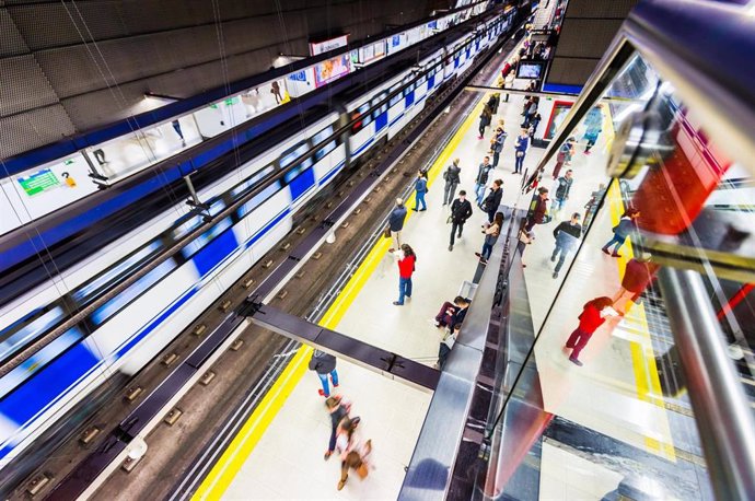 Imagen de archivo de viajeros de Metro de Madrid esperan un tren en el andén de la estación.