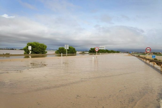 La Rambla del Albujon ha desbordado por encima de la Autopista AP-7