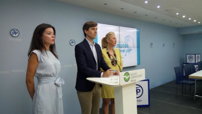 La presidenta provincial de Nuevas Generaciones de Málaga, Loli Caetano; el vicesecretario de Comunicación del Partido Popular, Pablo Montesinos, y la diputada nacional Carolina España, en rueda de prensa.