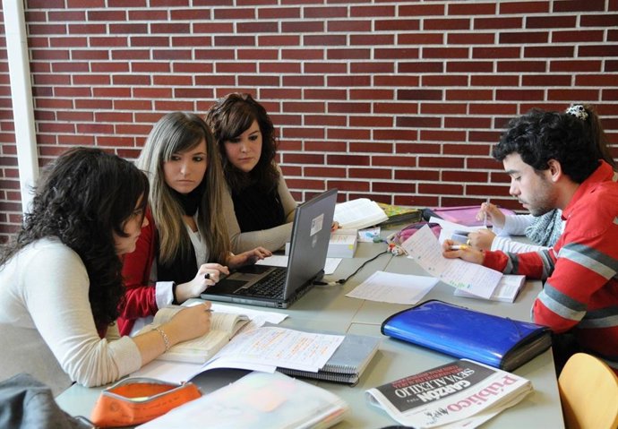 Alumnos estudiando en la UC. Universidad de Cantabria